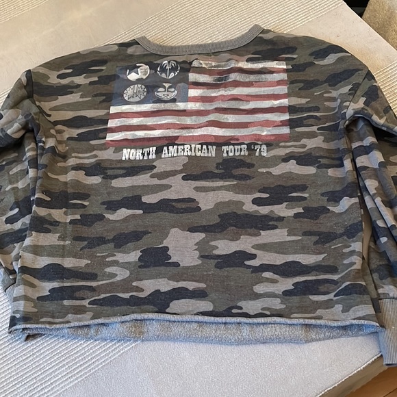 LUCKY BRAND Cropped Camo KISS sweatshirt - Picture 7 of 8